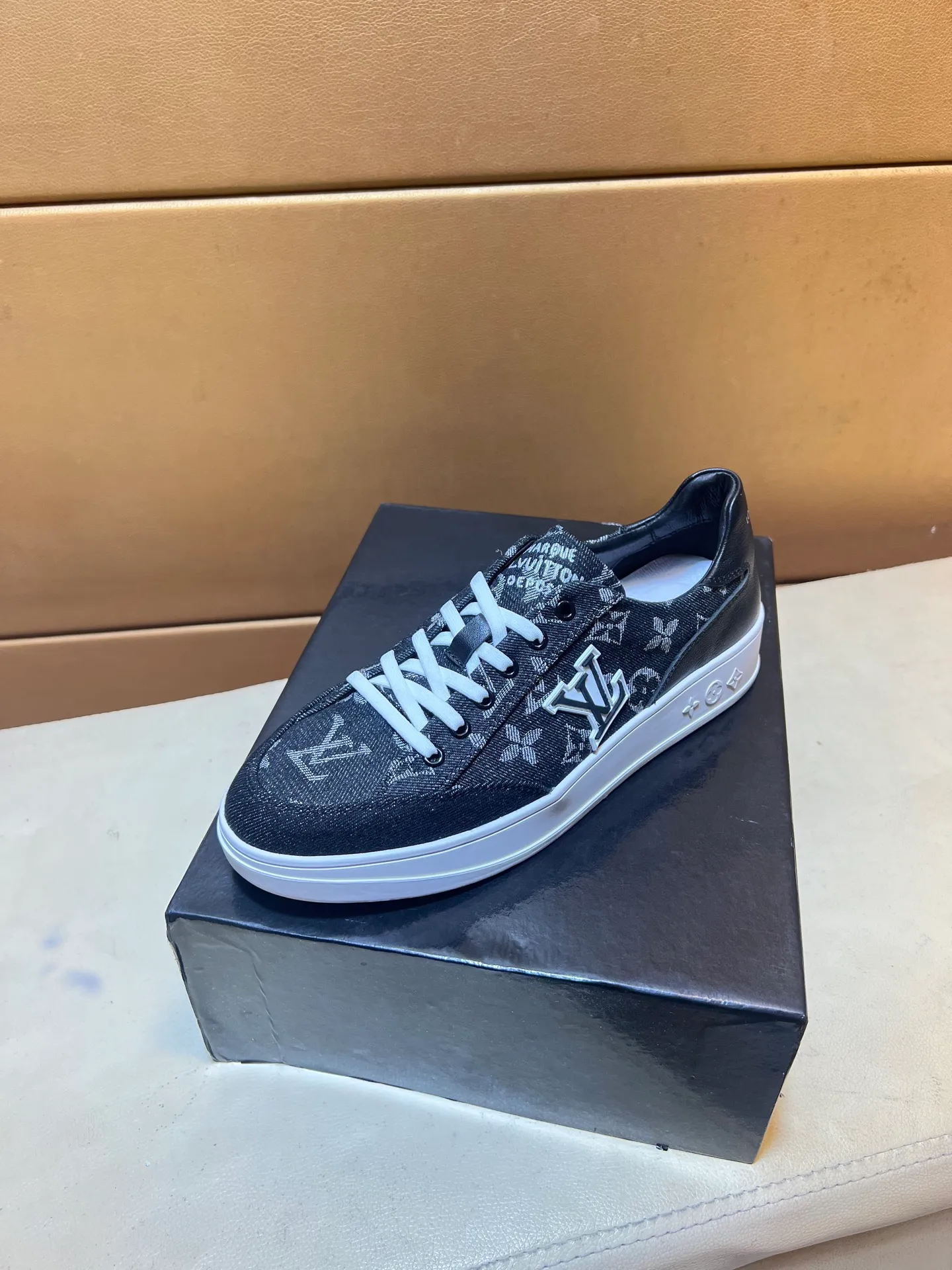 pp420💰👑👑《Louis vuitton/LV Louis Vuitton》original quality.~ Unique modern style sneakers. 🏃A must-have casual shoe for trendy men😍😍 Original brand imported from Italy, imported original leather, sheep lining (refuses to discolor and grind feet) Sole: Original sole provided by the original factory, French lazy style design ⚠️Fit to the feet, original quality, super comfortable original sole. It’s like shooting the real thing 🎬The real thing is better, high-quality sneakers, men’s shoe size: 38-44